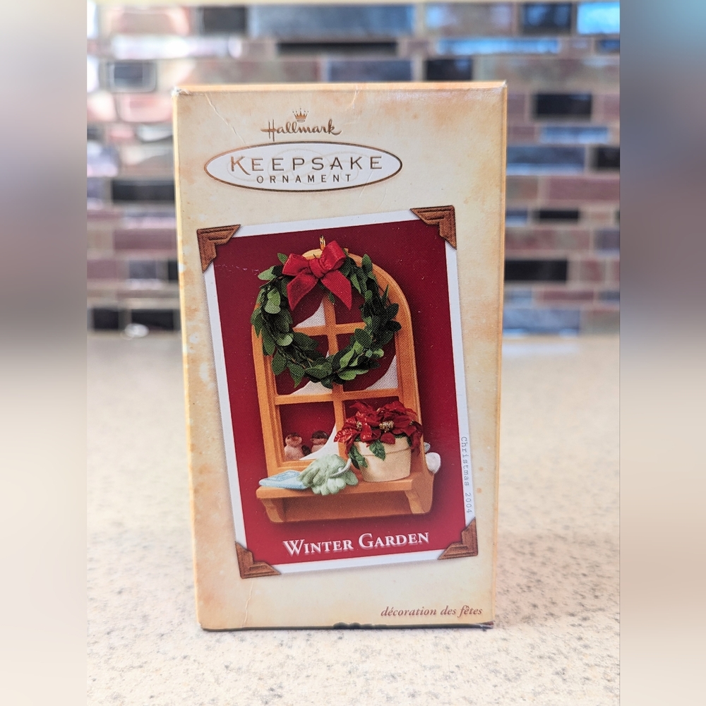 Hallmark Christmas Ornament Keepsake 2004 Winter Garden Windowsill Wreath